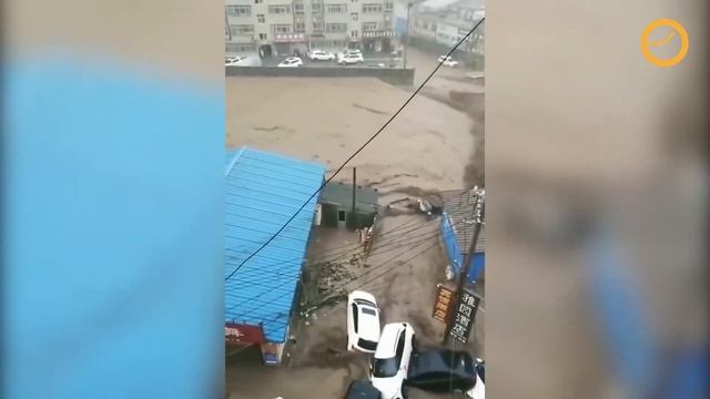 Потоп в Китае! Машины под водой! смотреть онлайн