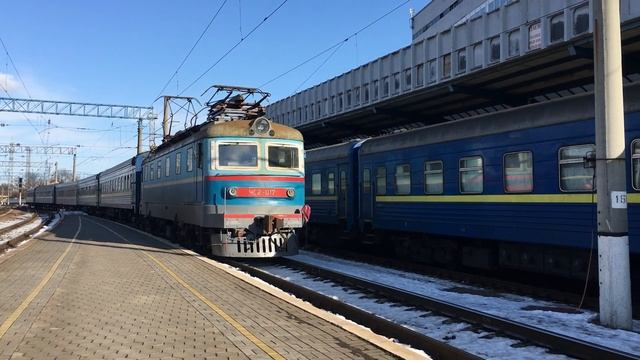 Электровоз ЧС2-017 с пассажирским поездом. смотреть онлайн