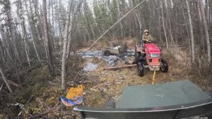 Вытаскиваем застрявший в болото китайский трактор "Синтай"  и буксируем на каракате "Тундра 3"