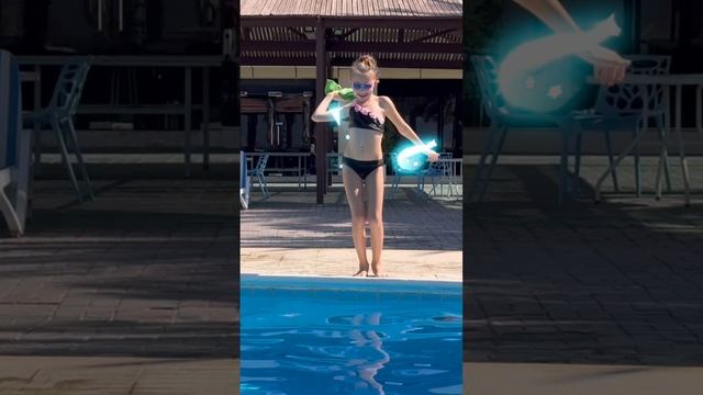 Вот как надо выходить из бассейна