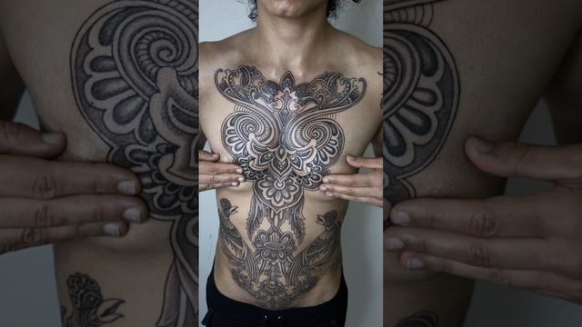 Женский торс - татуировка дерева жизни смотреть онлайн