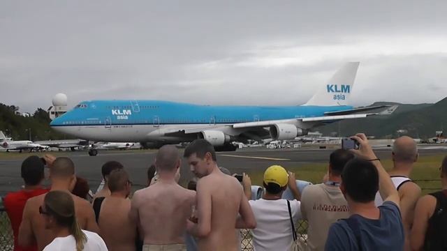 SXM/Sint Maarten KLM Asia B747-400 PH-BFY 5.2.2013 смотреть онлайн