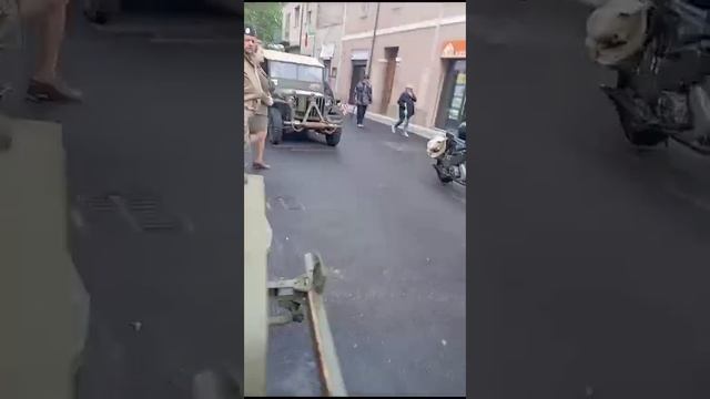 NON CENTRA COL PARANORMALE MA E UN RICORDO DEI TEMPI PASSATI ( SFILATA VECCHI MEZZI MILITARI) смотреть онлайн