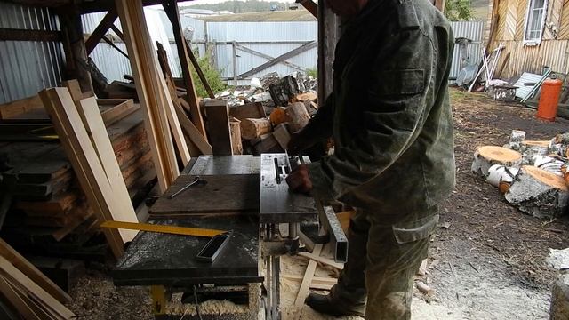 Дверной косяк в дровнике в дождливую погоду с курами смотреть онлайн