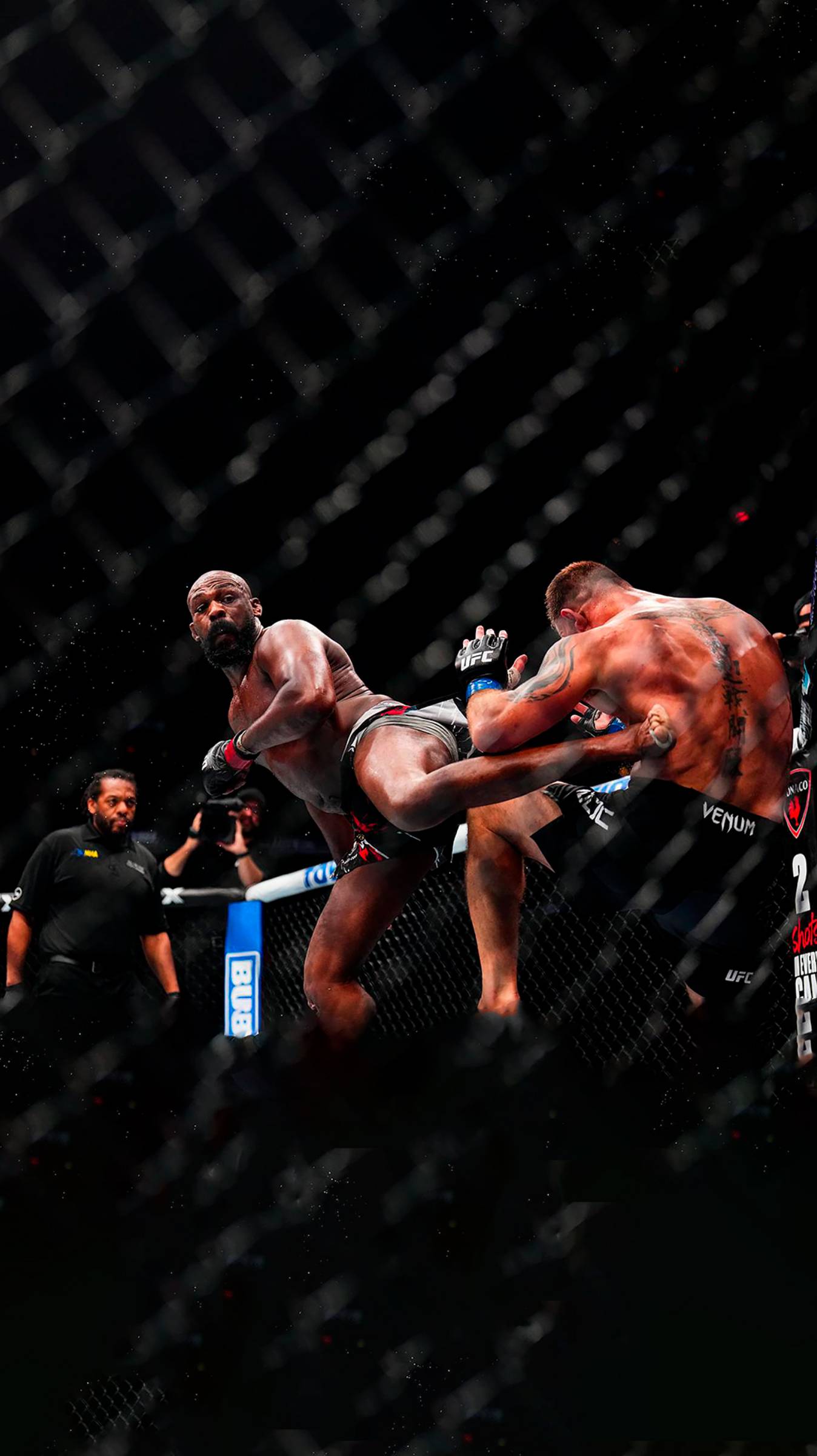 Джон Джонс нокаутировал Стипе Миочича в третьем раунде и защитил титул чемпиона в тяжелом весе! смотреть онлайн