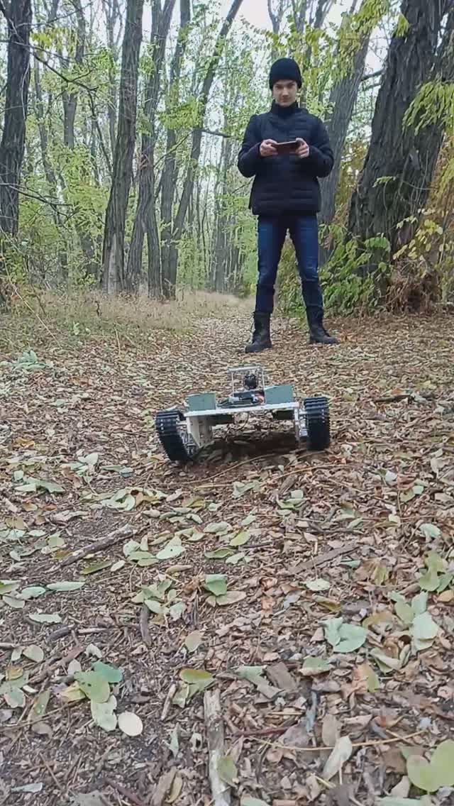 Робот в лесополосе смотреть онлайн