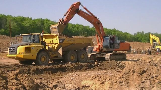 Экскаватор Hitachi Zaxis 350LCH грузит самосвал Volvo A30E смотреть онлайн