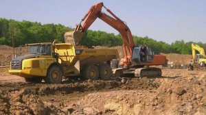 Экскаватор Hitachi Zaxis 350LCH грузит самосвал Volvo A30E