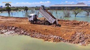 Строительство, Бульдозер вытаскивает застрявший грузовик