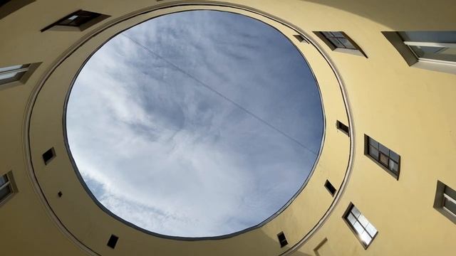 Двор колодец и круглый дом. смотреть онлайн