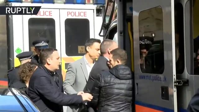 Британская полиция арестовала Джулиана Ассанжа смотреть онлайн