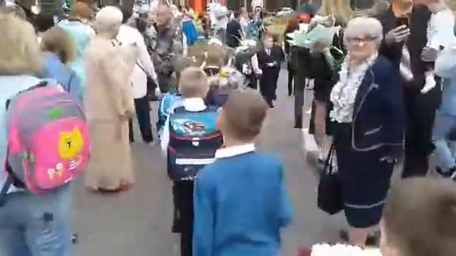 Первый раз в первый класс. Построение на торжественную линейку. смотреть онлайн