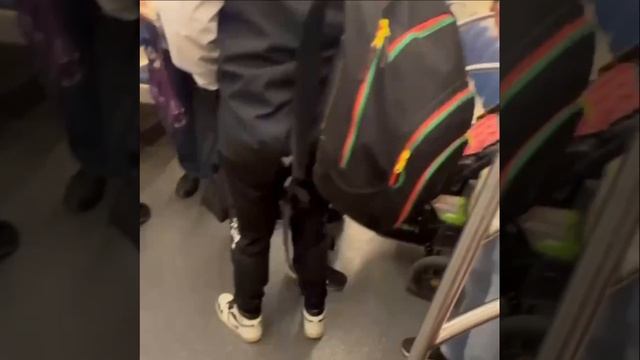 Безопасность в метрополитене г. Москвы. Пассажир начал заявлять, что у него "бомба" и был задержан смотреть онлайн