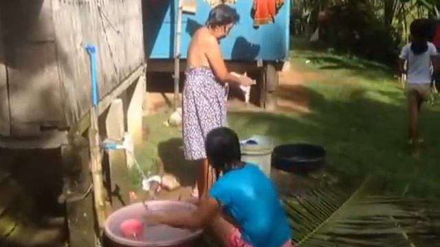 HOT BEAUTIFUL FILIPINA BATHING AN EXPAT PHILIPPINES