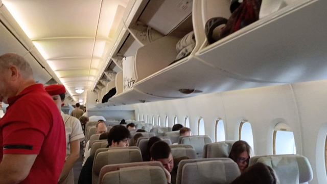 Аэропорт Дубай. Аэробус А380 - 800. Садимся в самолёт авиакомпании Emirates... смотреть онлайн