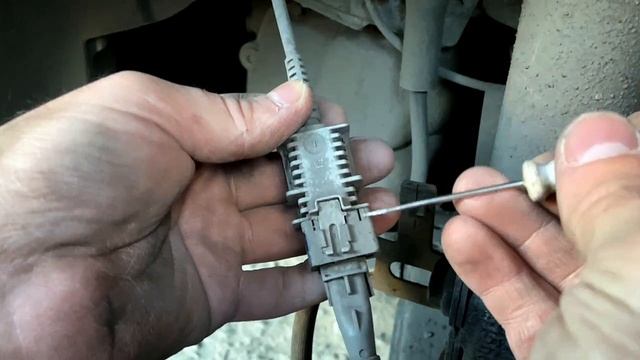 как отсоединить разъем на фишке ABS Opel Astra H . смотреть онлайн