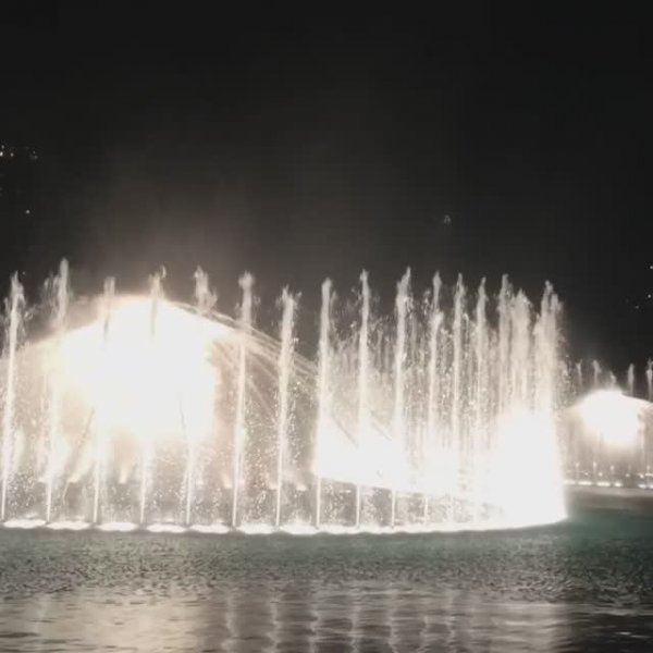 Танцующий фонтан в Дубае