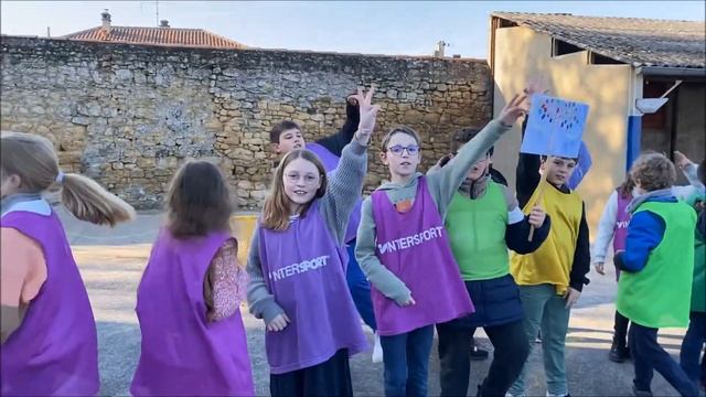 Марш в честь летних Олимпийских игр. Париж 2024. Наша школа Туар Франция.