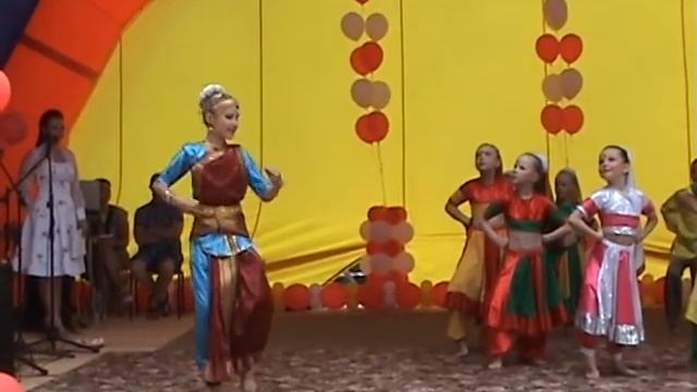 Коллектив"Лакшми"Первое выступление.п Приводино 2011г День посёлка смотреть онлайн