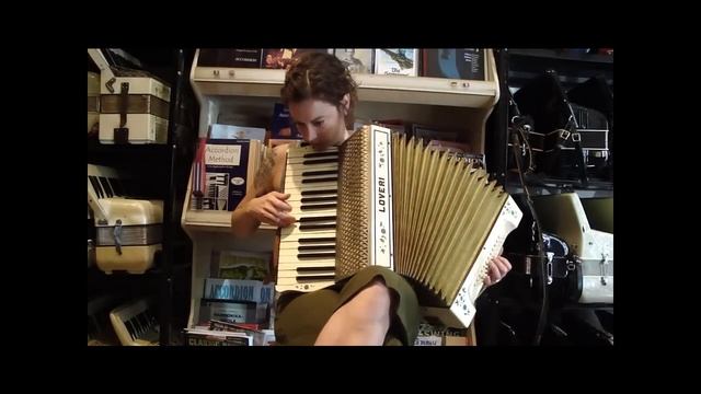 762 - Ivory Alpine Hohner Loveri MM 48 $495 смотреть онлайн