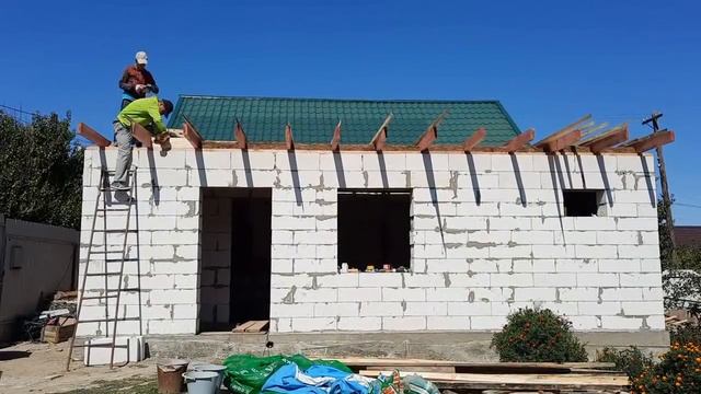 Делаем крышу пристройки с маленьким уклоном.