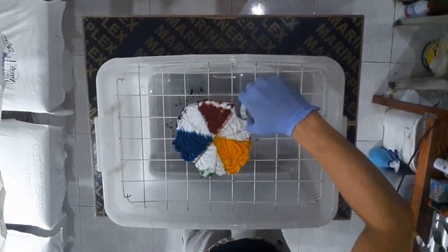 HOW TO TIE DYE | SPIRAL RAINBOW WITH AND WITHOUT BLACK | DIY смотреть онлайн