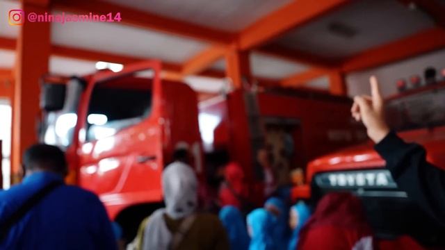 WOW AMANDA BELAJAR JADI PEMADAM KEBAKARAN!! MATIIN API BESAR PAKAI AIR!! смотреть онлайн