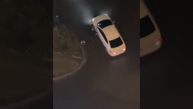 На улице Бородина в Пензе участник потасовки наехал на несколько человек смотреть онлайн