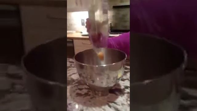 Separate egg yolk with a bottle смотреть онлайн