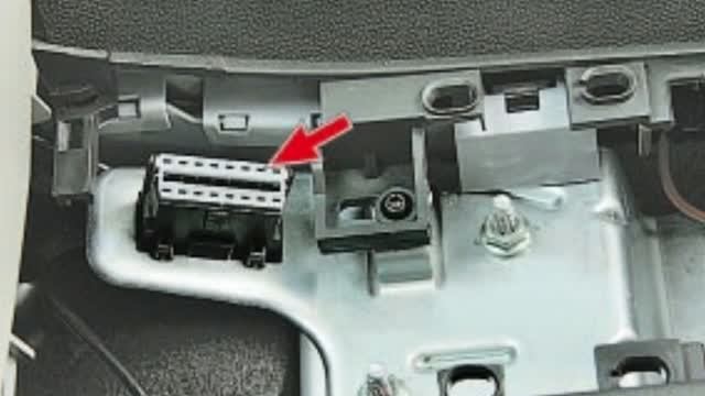 Где находится диагностический разъём в OPEL ASTRA G (Джи) 2001г смотреть онлайн