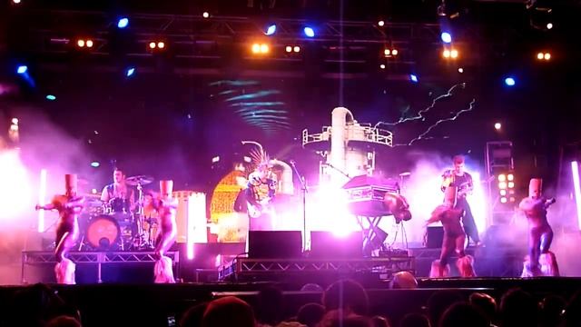Empire Of The Sun - Half Mast (LIVE) Sydney 2010 смотреть онлайн