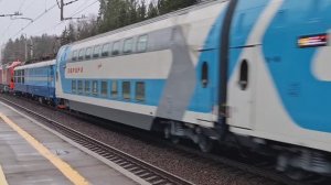 Поезд Аврора (обкатка) и ЭП2К 168, ЭП2К 500 и ЧС6 019 проезжают станцию Радищево 17.11.2024