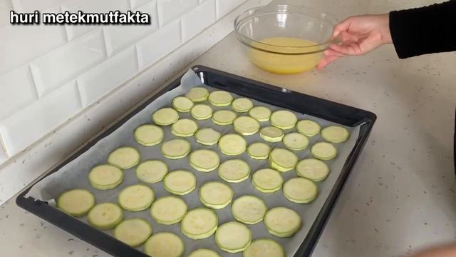😂KABAĞI Çırpılmış ✋YUMURTAYLA Pişirip SARIYORUM Hamur lezzetinde OLUYOR Sanki Börek смотреть онлайн