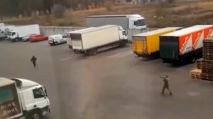 15.11.2024  ТЦКашник выстрелил в убегающего грузчика. Ну вот хохлы, вас уже начинают отстреливать!