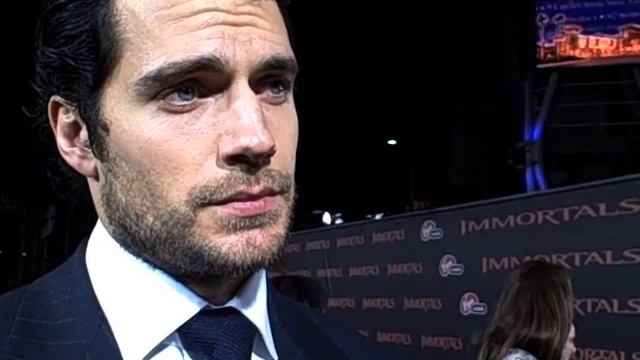 Henry Cavill at the premiere of "Immortals" смотреть онлайн