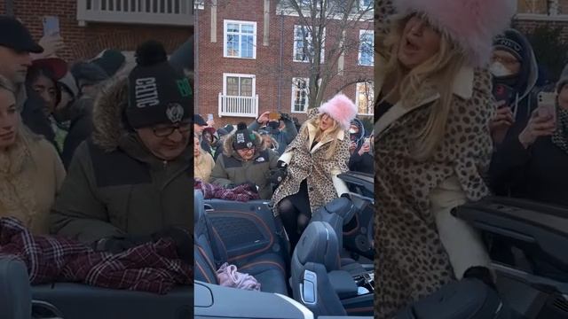 Jennifer Coolidge can't get in the car / Дженнифер Кулидж не может сесть в машину смотреть онлайн