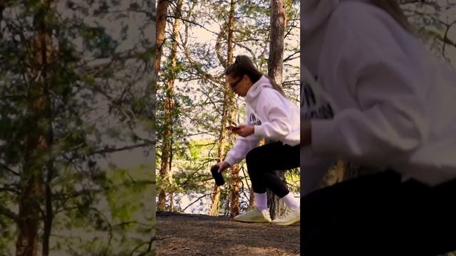 Девушка катается одна в лесу на велосипеде , переодевается и делает йогу смотреть онлайн