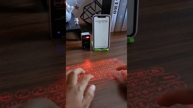 Портативная клавиатура, которую можно подключать как к телефону, так и к компьютеру. смотреть онлайн