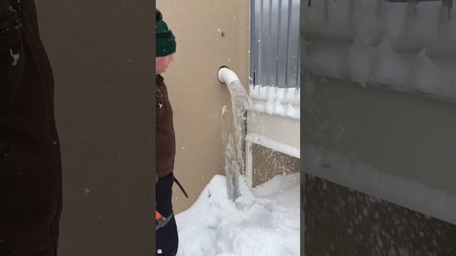 Clearing Frozen Roof Drains on Warehouse смотреть онлайн
