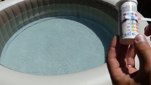 HOW TO TEST POOL SPA WATER Easy with Poolmaster Smart Test Stips смотреть онлайн