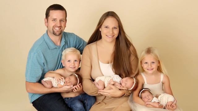 Triplet Newborn Girls with their siblings photographed by Ana Brandt смотреть онлайн