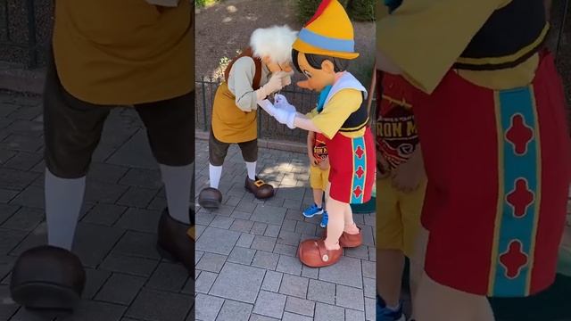 Meeting Pinocchio & Gepato in Disneyland Paris смотреть онлайн