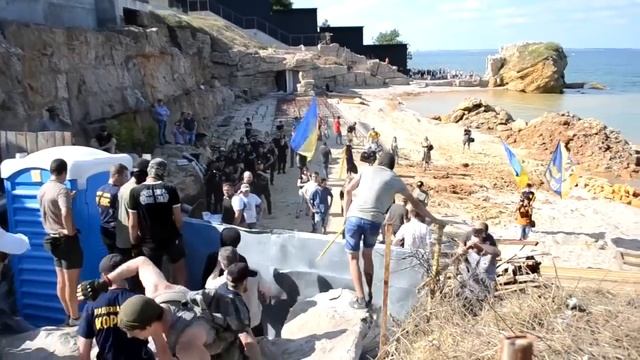 В Одессе патриоты снесли забор и сожгли стройматериалы на пляже «Саакашвили» смотреть онлайн