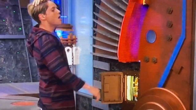 Danger Games￼ - Henry Locks The Game Shakers In The Elevator смотреть онлайн