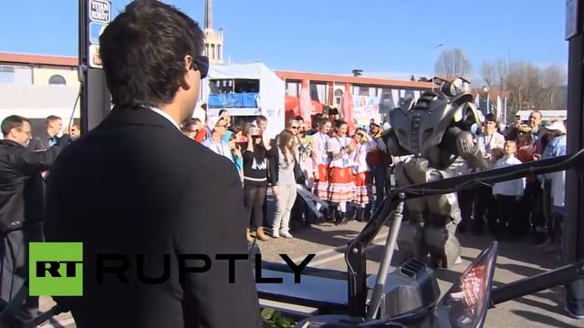 Робот Титан развлекает публику в Сочи смотреть онлайн