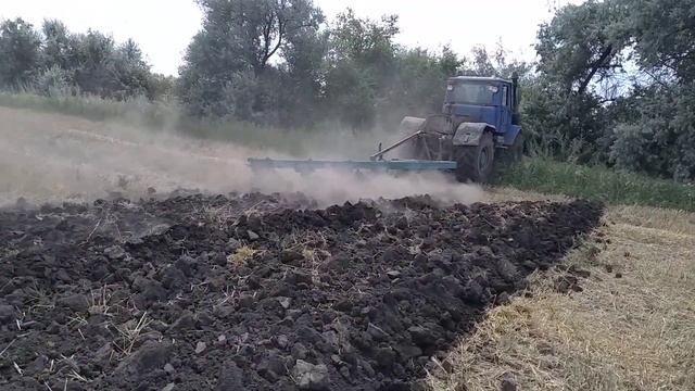 Т150 с плугом в поле... смотреть онлайн