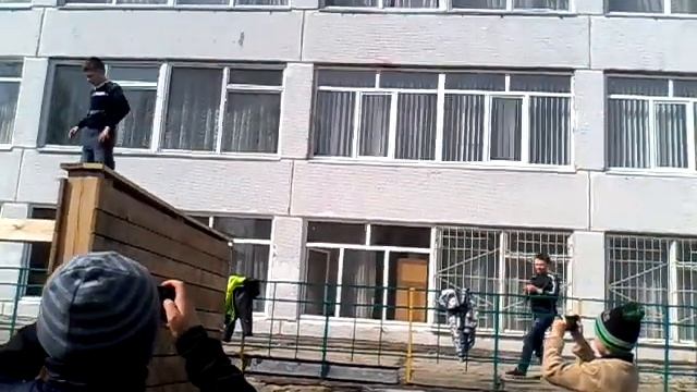Пацан делал сальто, но упал на жопу смотреть онлайн