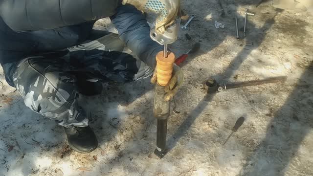 Замена заднего амортизатора, опоры и отбойника Skoda Octavia Tour смотреть онлайн