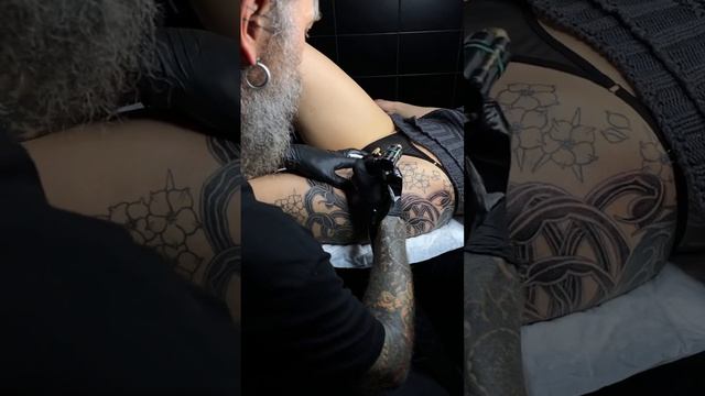 Процесс #тату | крашу цветок випшейдингом смотреть онлайн