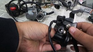 Установка карбюратора PZ19 на двигатель 139qmb, серия 6: Рычаг и трос заслонки обогатителя/подсоса.